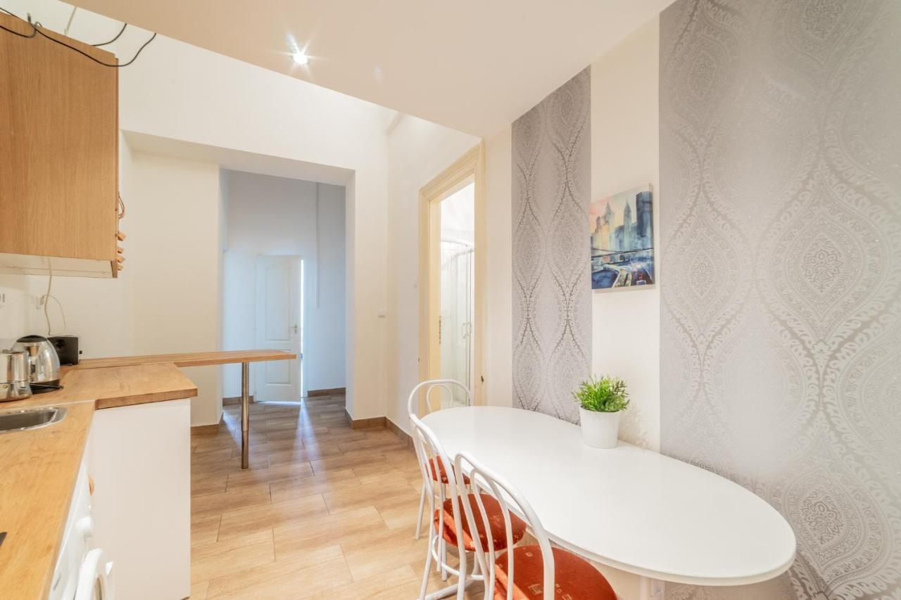 Danube 3br, 2 Bathr Quiet Apt At Market Hall *
