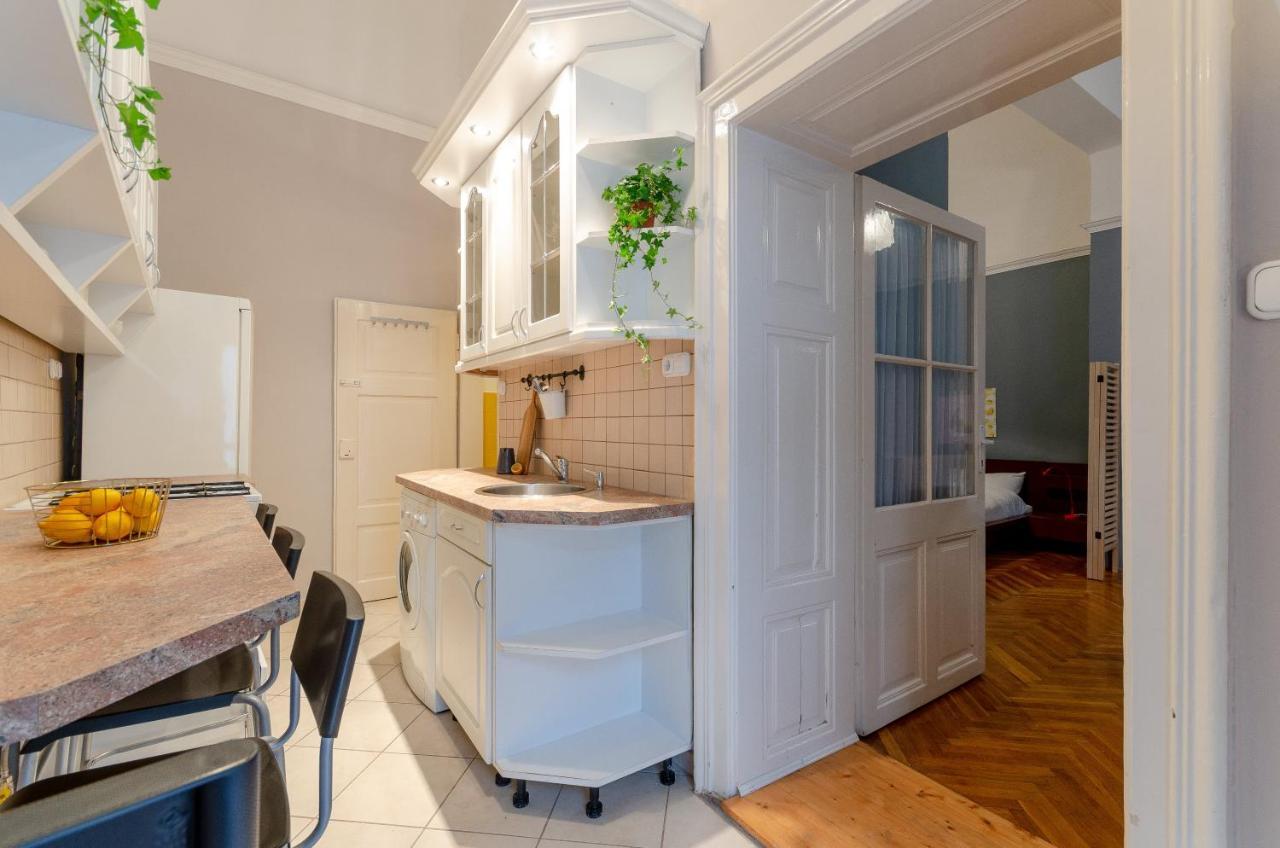 Lovely Next To Synagogue. Apartment Budapest