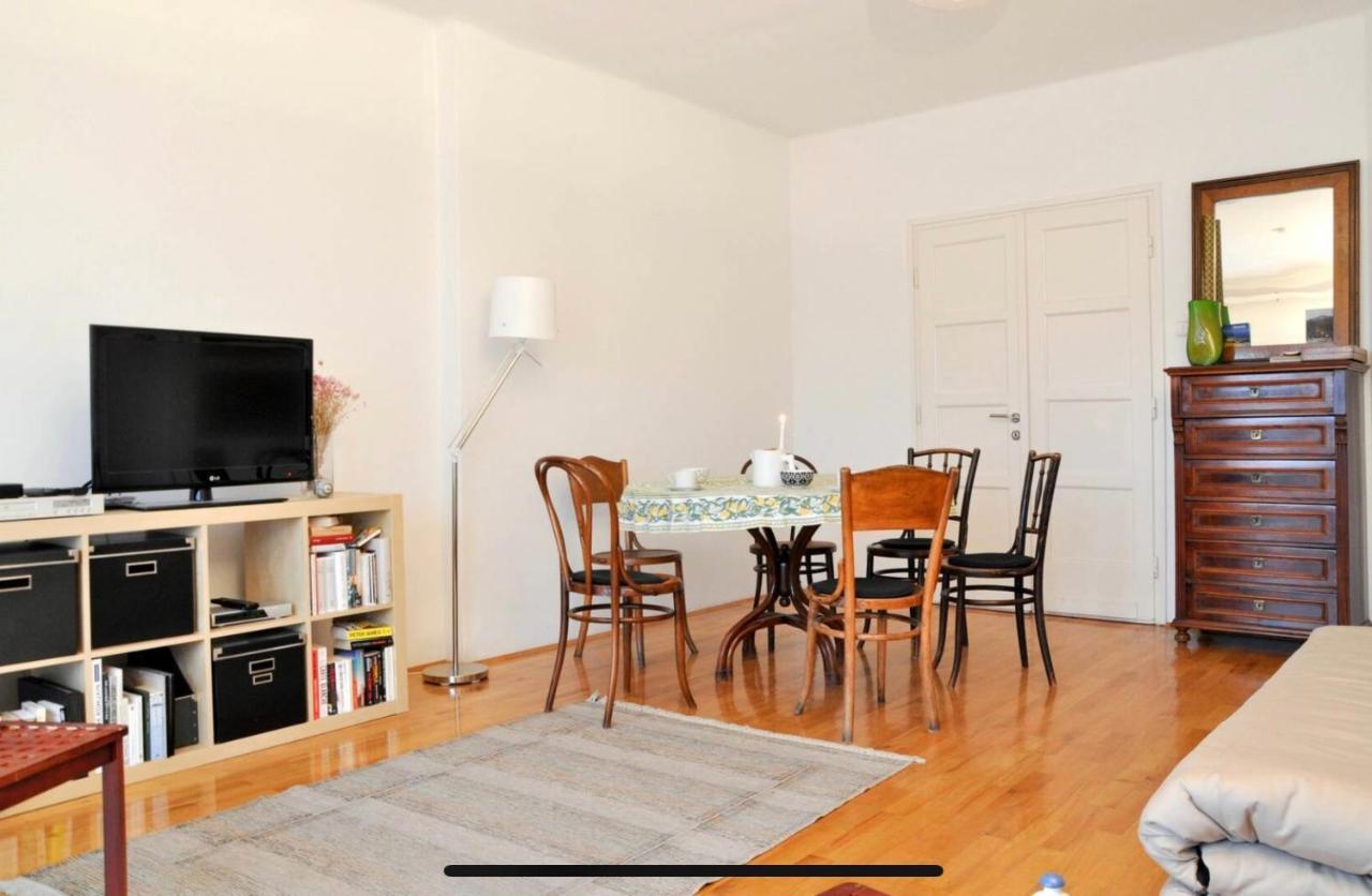 Luxury With Balcony View On Caslte Apartment *