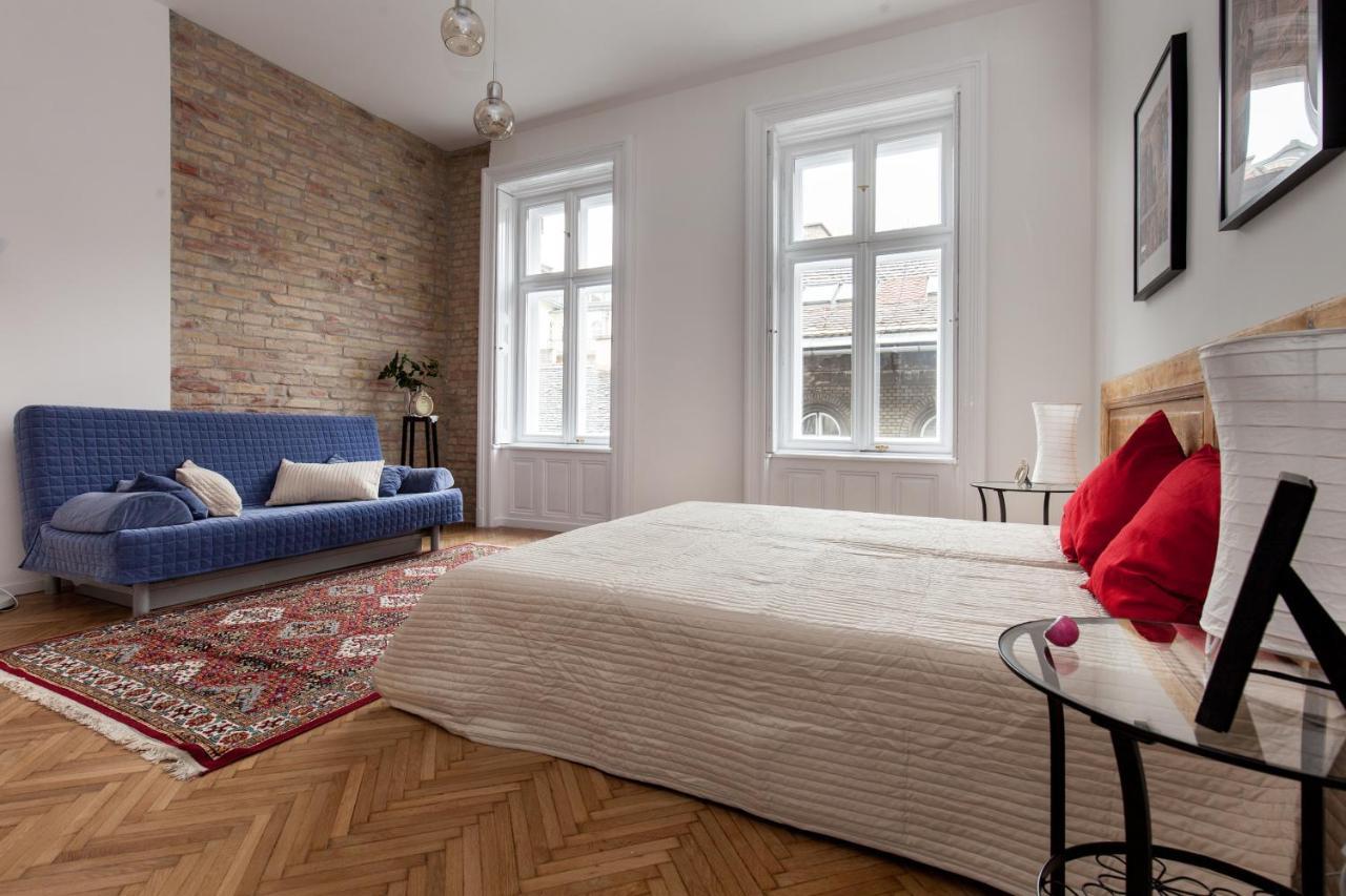 Annie's 3 Bed And 3 Bathroom Apartment Budapest