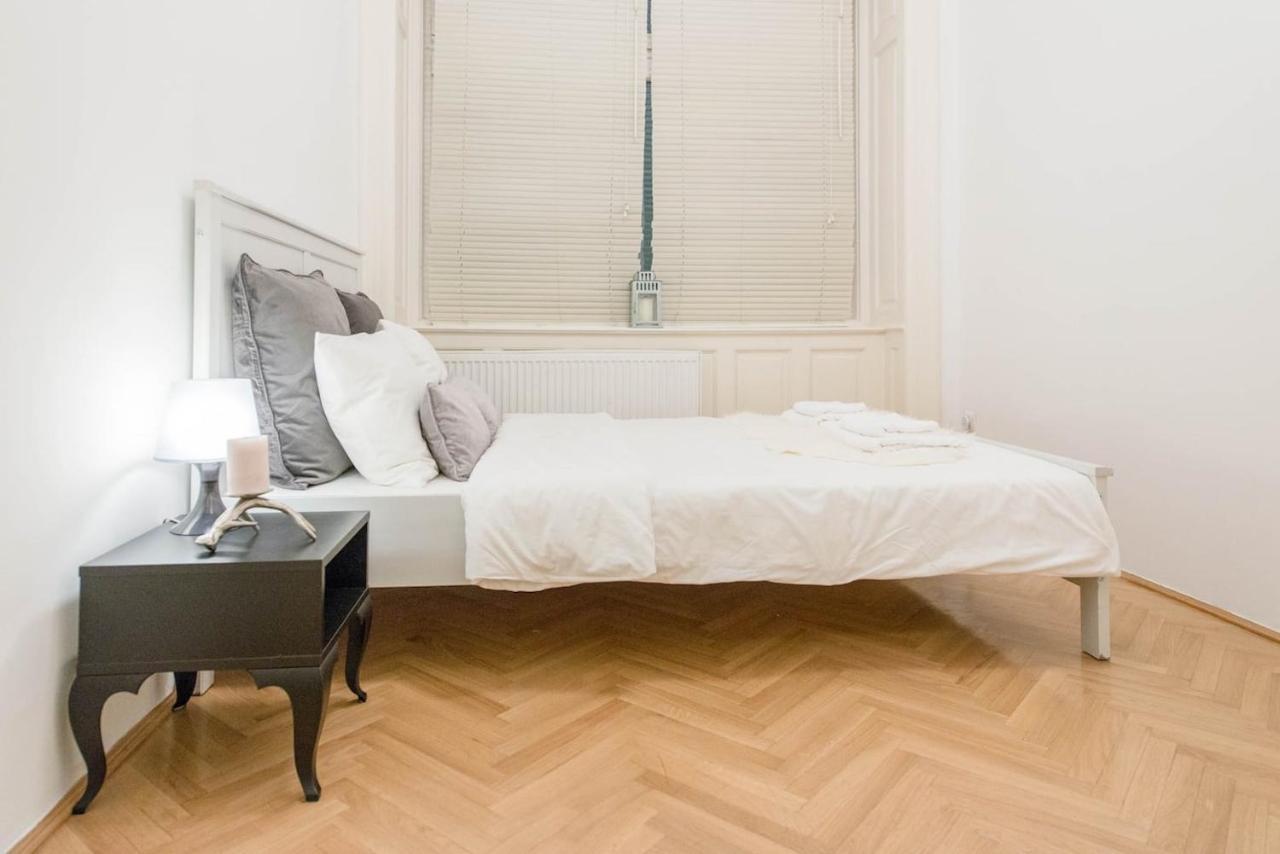 Bourgeois Elegance In The Heart Of Apartment