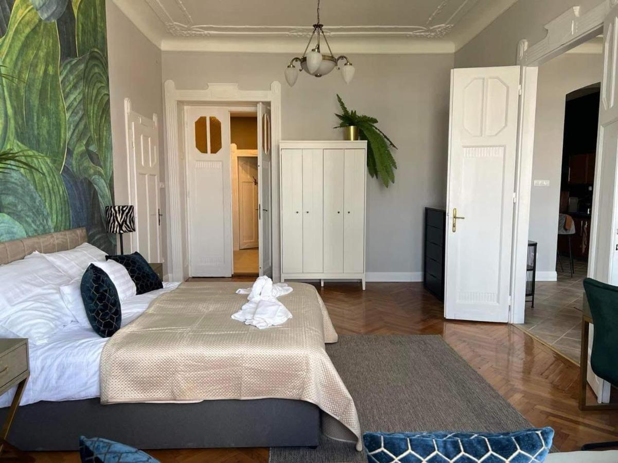 Orangehomes Panthera Luxury