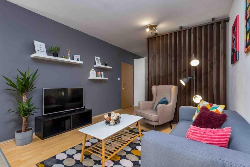 Spacious With Private Car Park & Balcony *