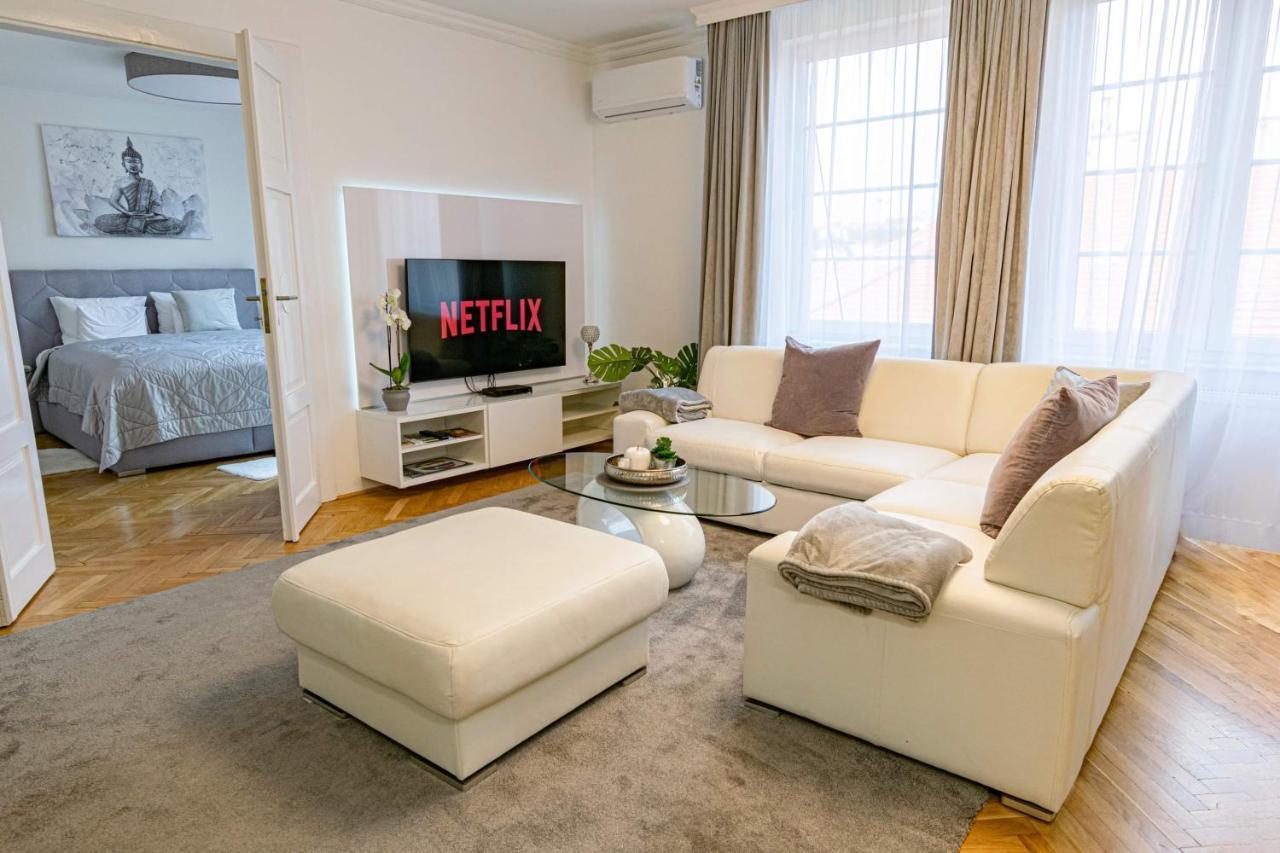 Apartment Budacastle Panoramic Luxurious Family Apt, Free Parking Included