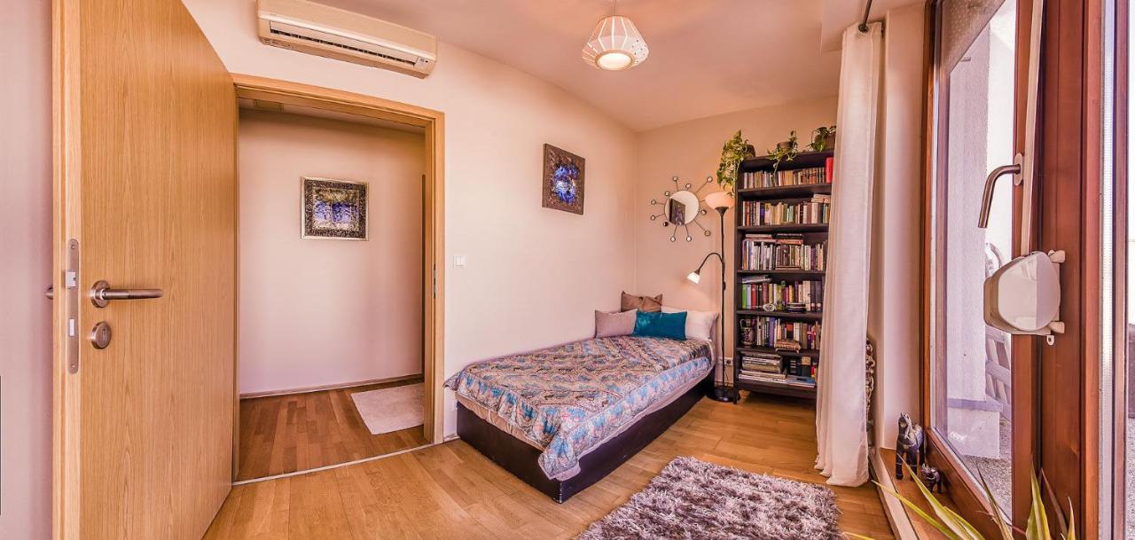 With Private 90 Sqm Rooftop, Free Parking And Air Condition *