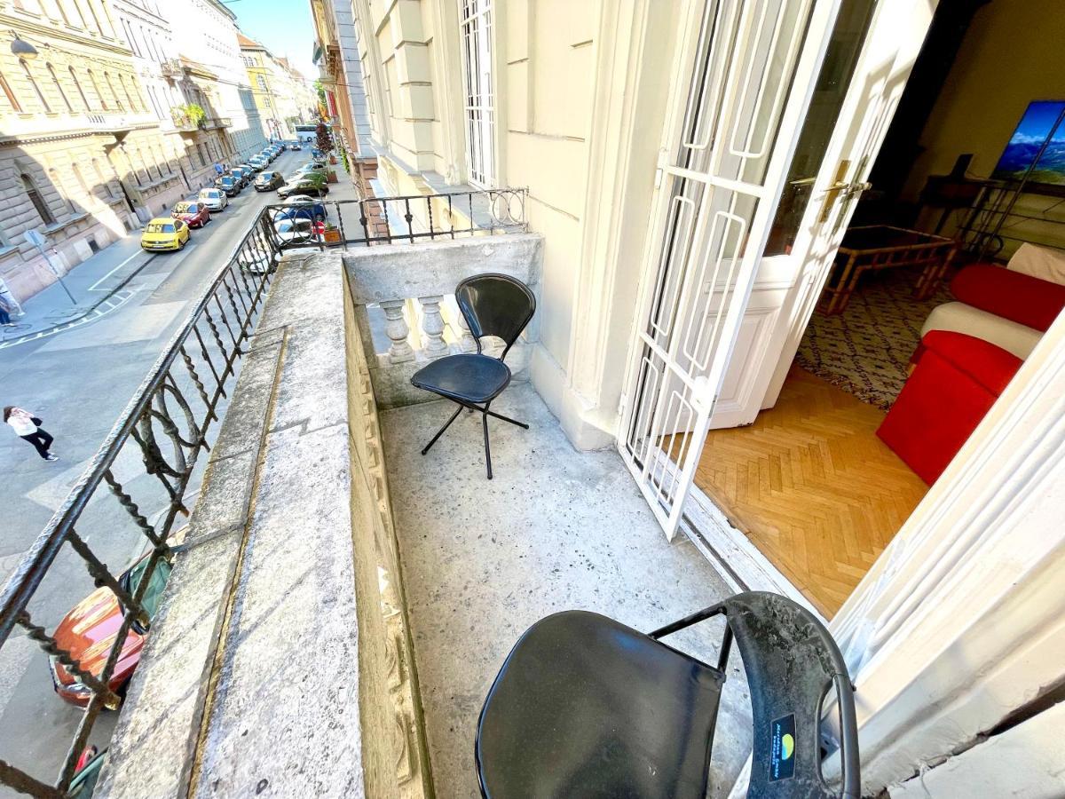 Isabelle Residency - Balcony & A.c *