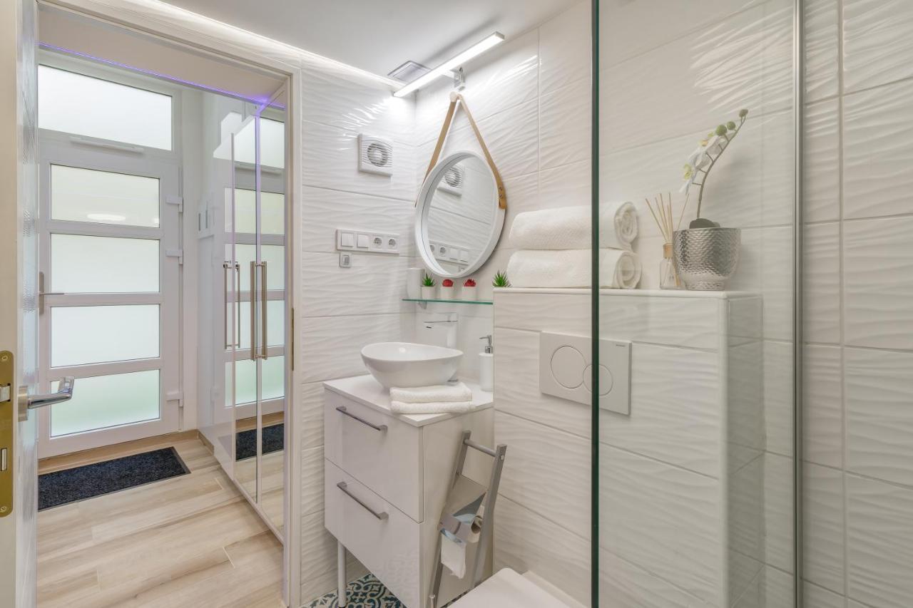 B2 Center, Dohany Street *