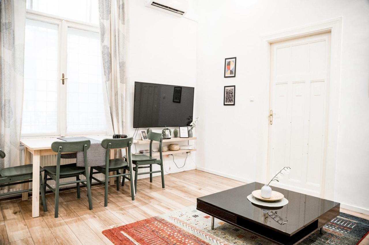 Stylish And Spacious ! Location Kazincy Netflix Budapest