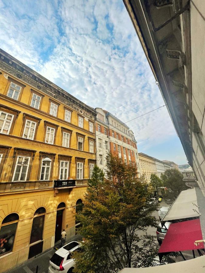 Elegancy Btwn Parliament/basilica/danube Budapest