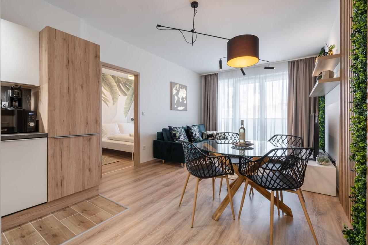 Westside River Apartament *