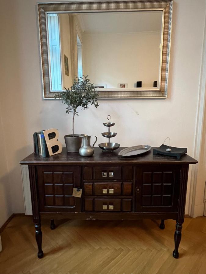 Bourgeois Elegance In The Heart Of Apartment *