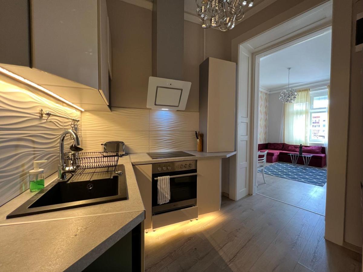 B112 By Small Apartment
