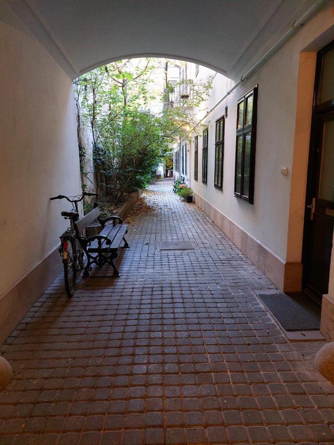 Happy In The Heart Of With 2 Apartment