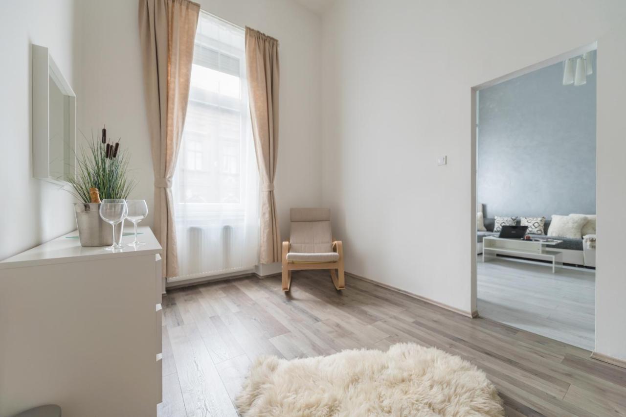 Downtown Gem Aircond Close To Heroes' Square Apartman