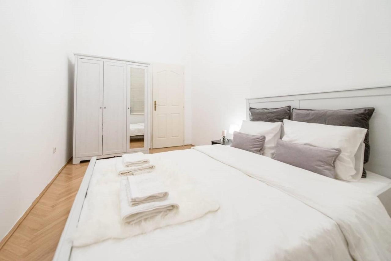 Bourgeois Elegance In The Heart Of Apartment *