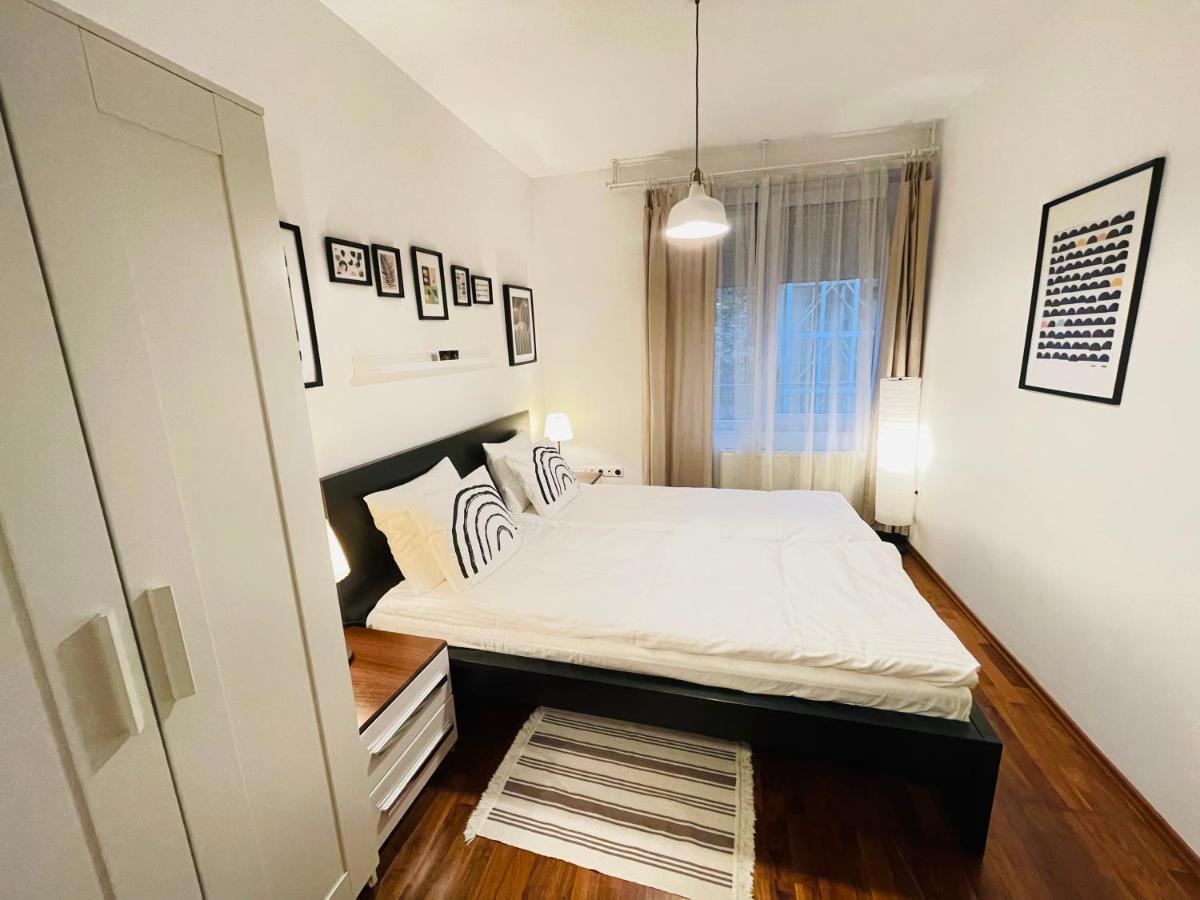 Peony Szekely Mihaly - Free Garage Apartment