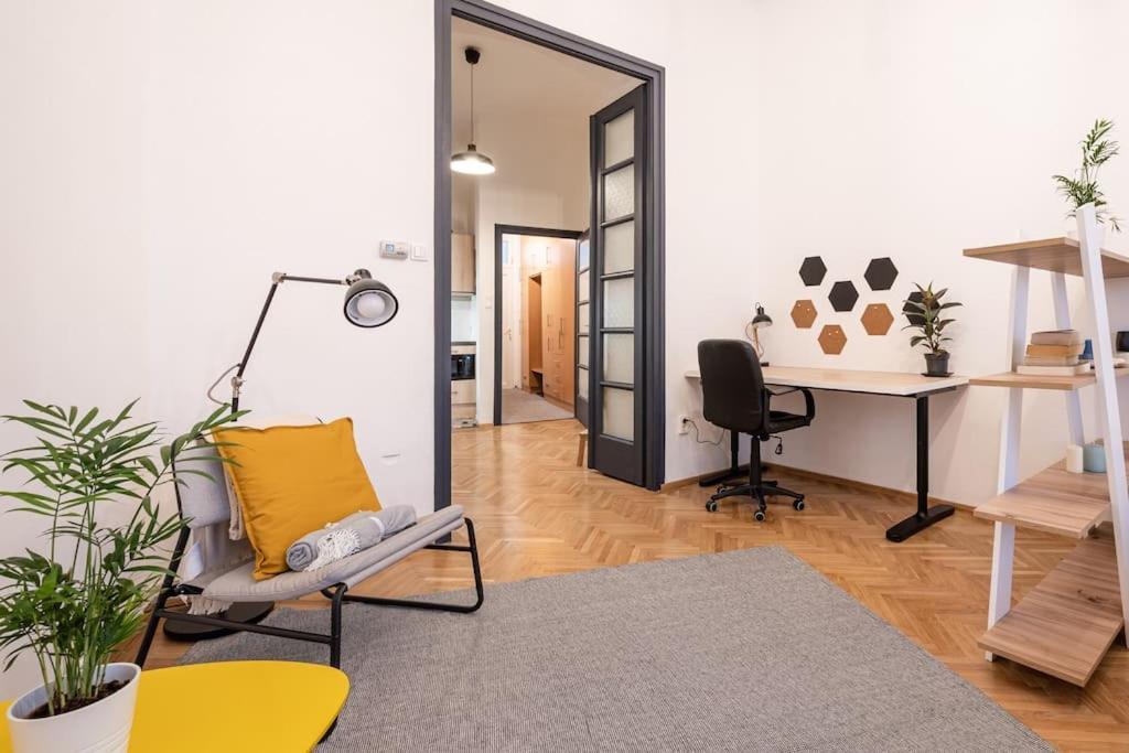 East Side Living Apartman *