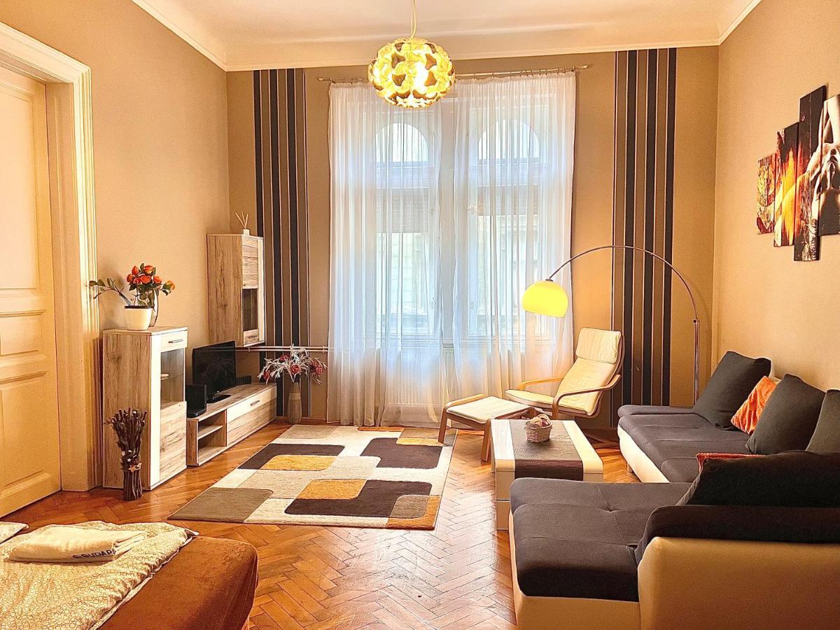 Apartamento A54: Charming In The Ruin Bar District *