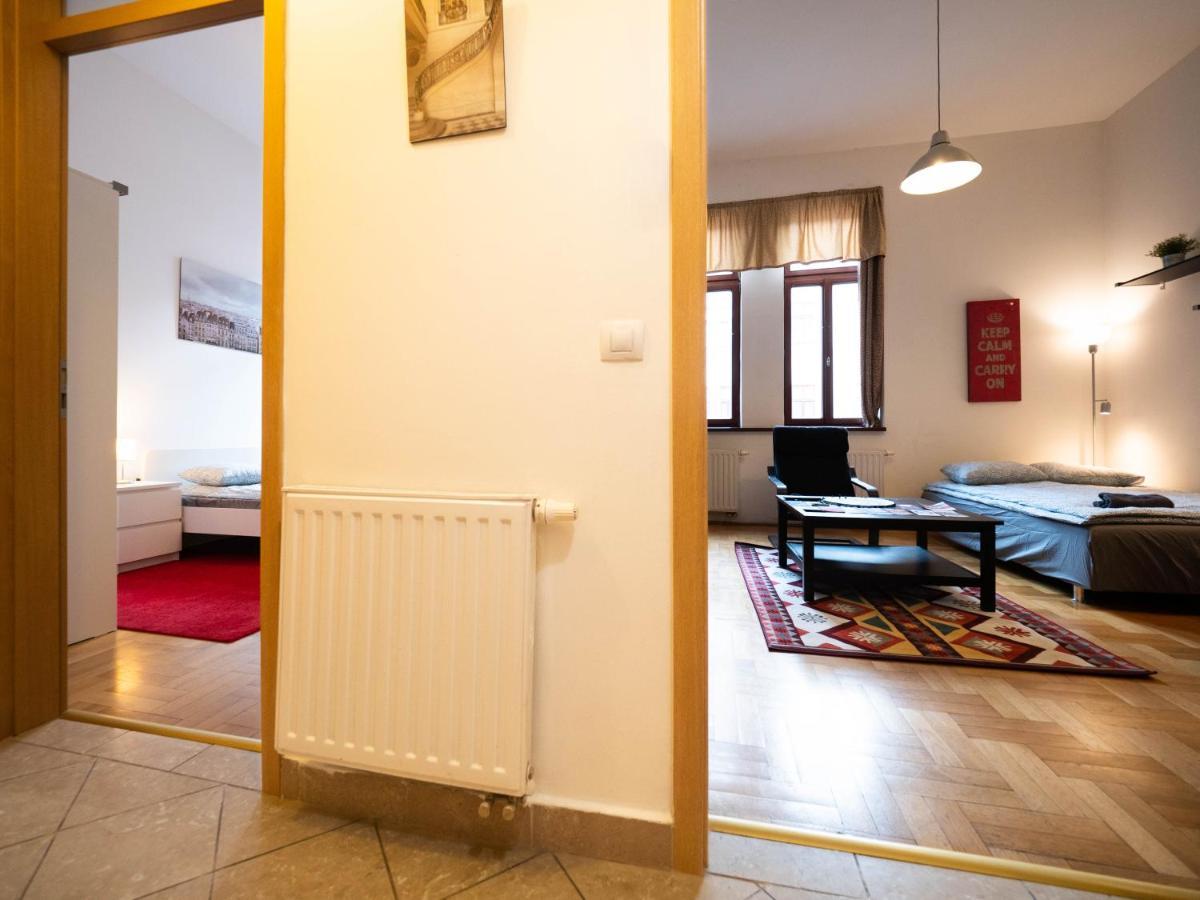Cozy With Garage At Gozsdu Passage Apartment Budapest
