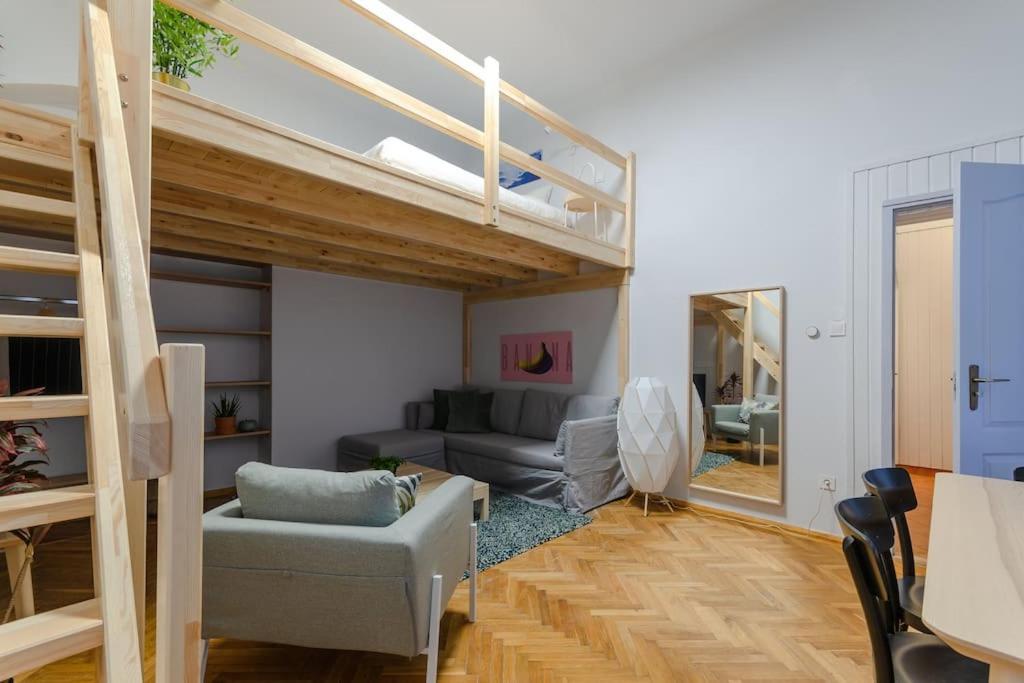 Lovely Next To Famous Cafe In Budapest. Apartment Budapest