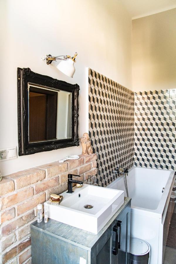 Stylishly Redecorated In Great Location Apartment Budapest