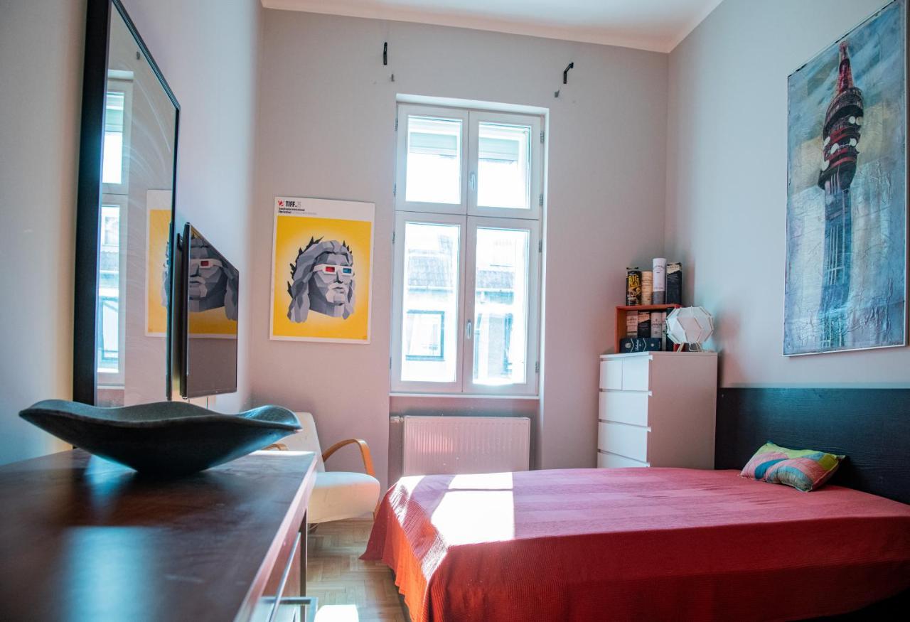 Stylishly Redecorated In Great Location Apartment