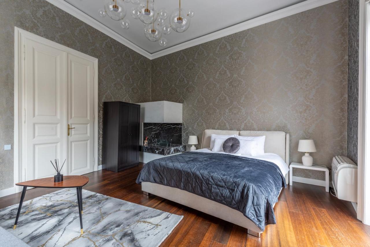 Appartement Luxury With Balcony Next To The New York Cafe
