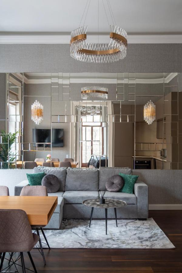 Luxury With Balcony Next To The New York Cafe Appartement