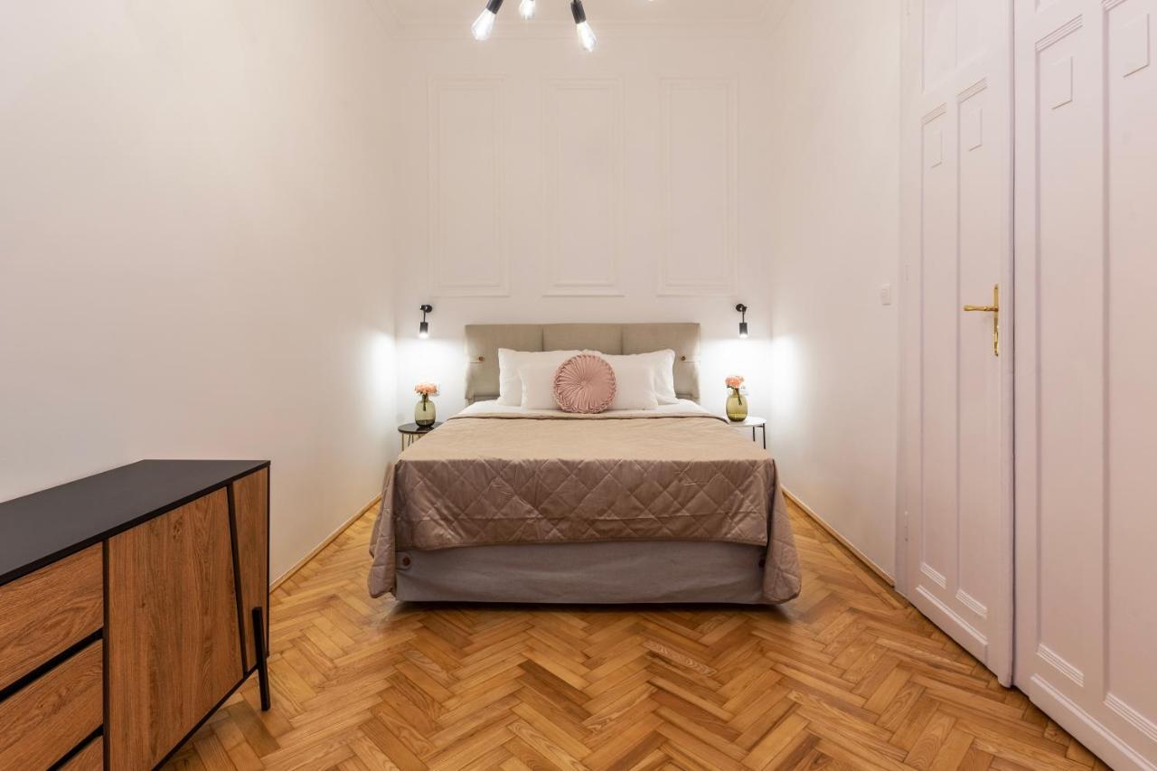 Glamorous Modern In The Hearth Of Apartamento