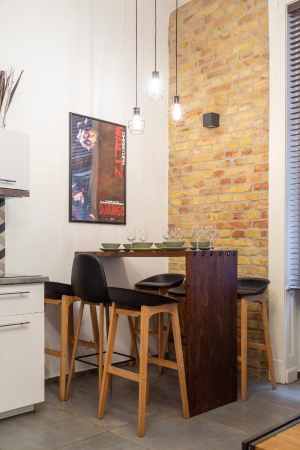 Quentin With Sauna Next To The New York Cafe *
