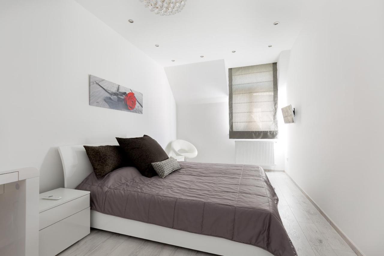 Square 2 Bedrooms - Michaelides Voeroesmarty Square Residences Apartamento