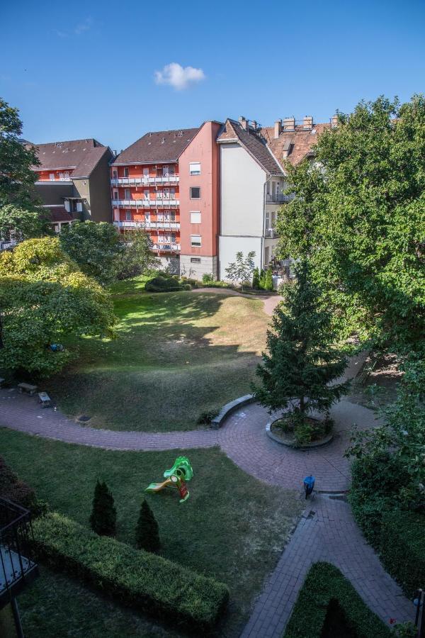 Stylishly Redecorated In Great Location Apartment
