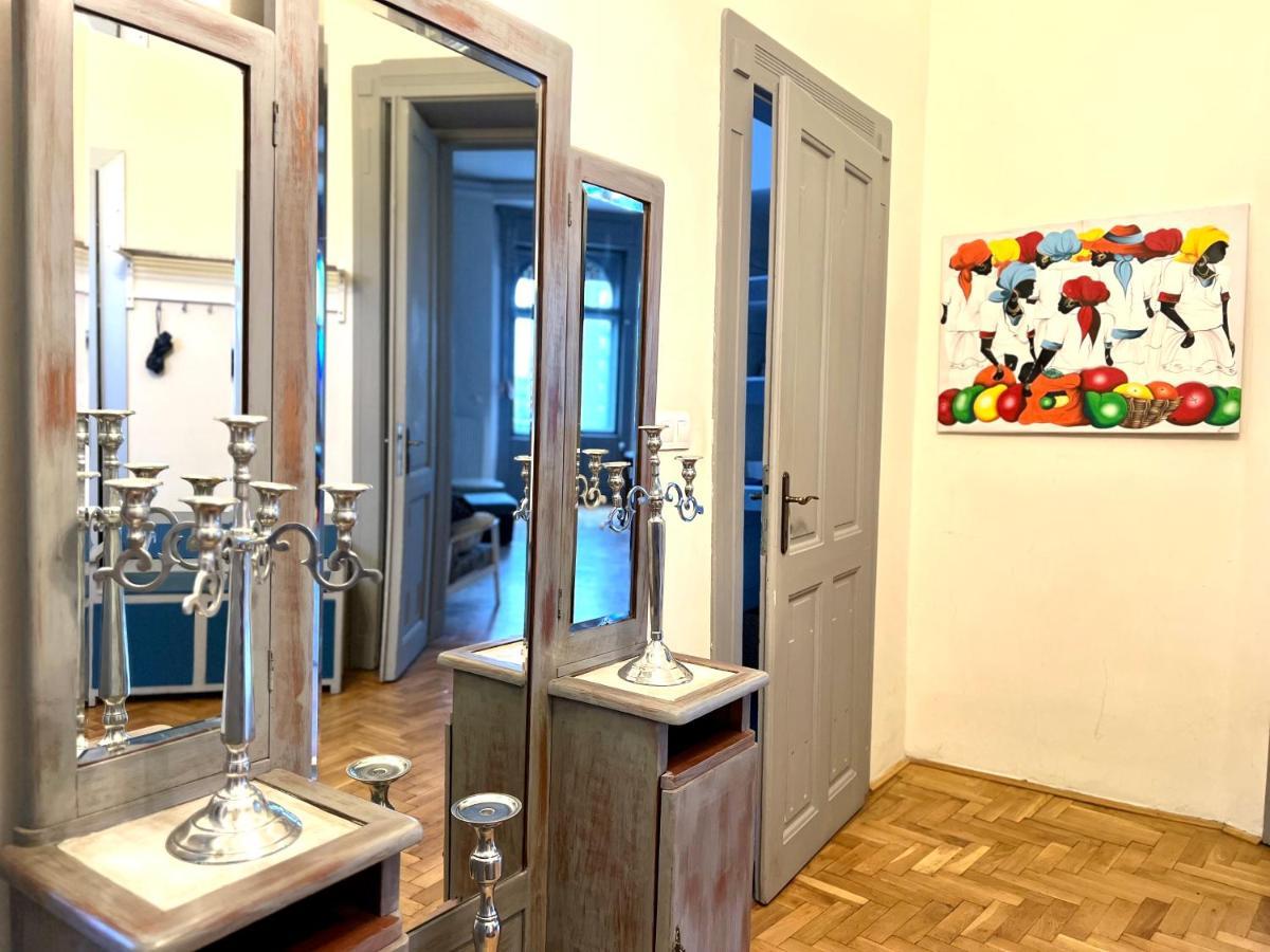 F14 By Small Apartment *