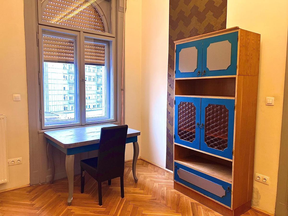 F14 By Small Apartment *