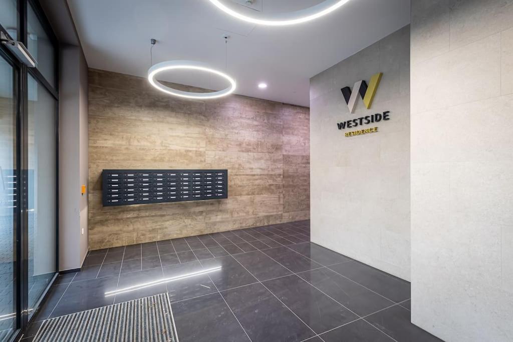 Venus - Westside Apartment *