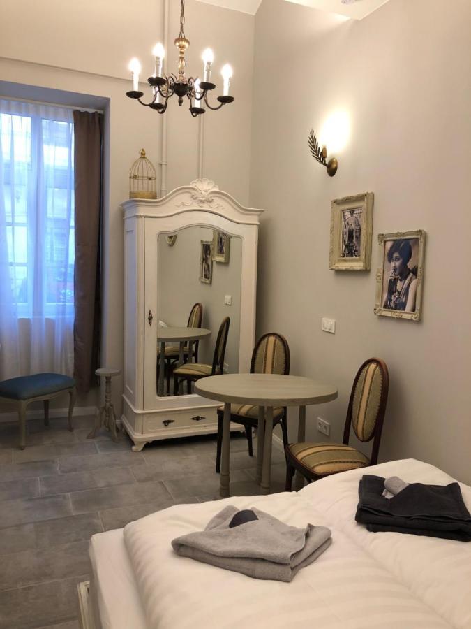 In Iv. * Budapest