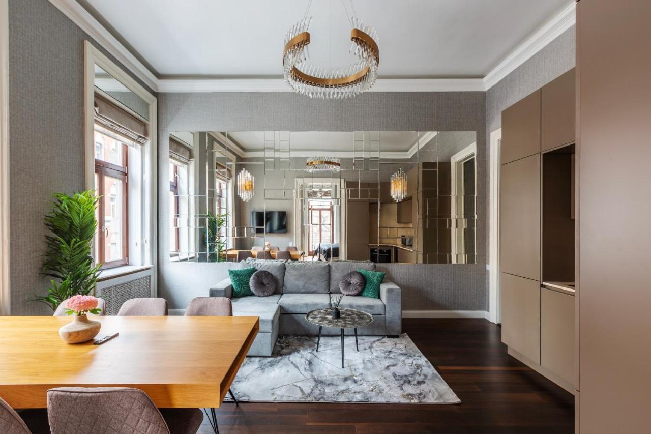 Luxury With Balcony Next To The New York Cafe Appartement *