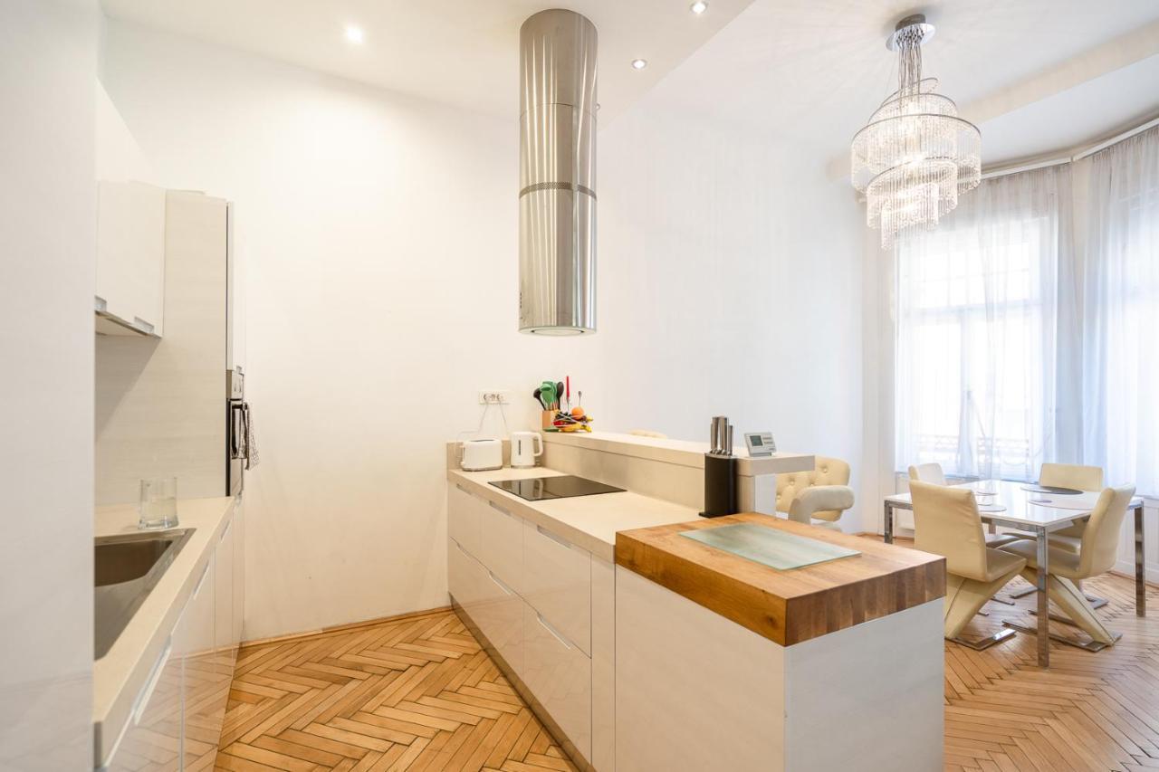 Garys Bright And Spacious Two Bedroom Flat Near Danube Appartement Boedapest