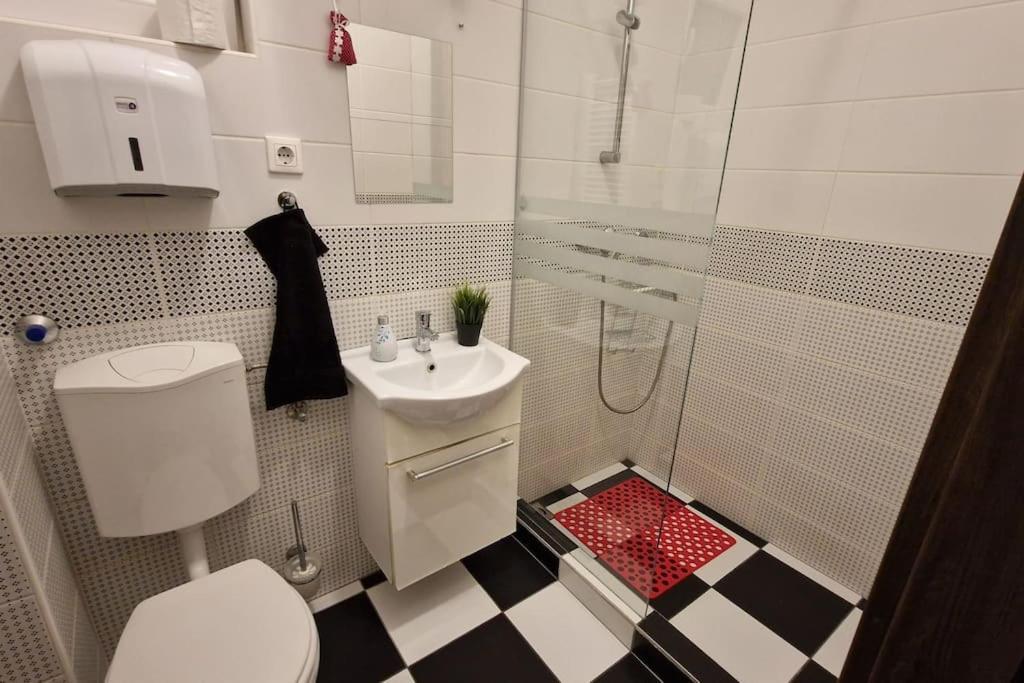 Perfect Located Flat With Gametable