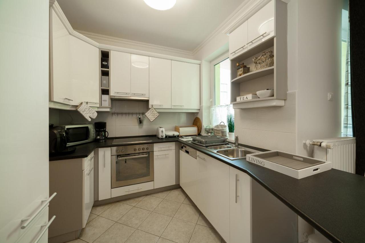 Gde Hollo Apartment