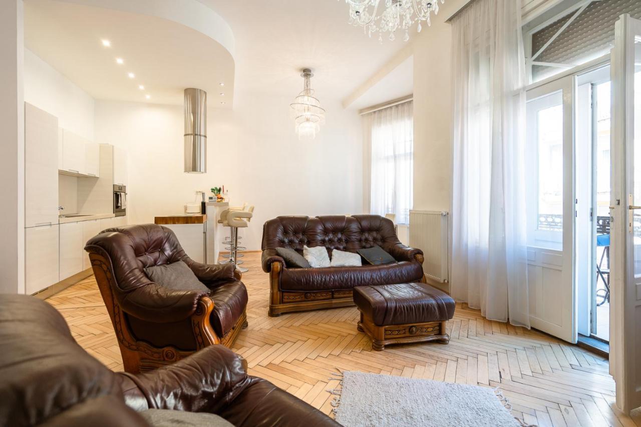 Garys Bright And Spacious Two Bedroom Flat Near Danube Budapest