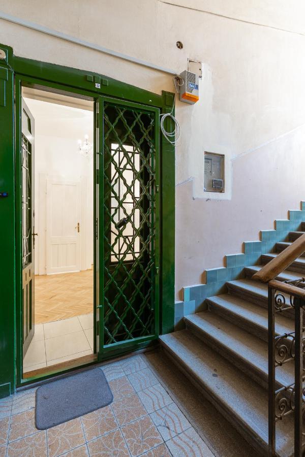 Garys Bright And Spacious Two Bedroom Flat Near Danube Appartement