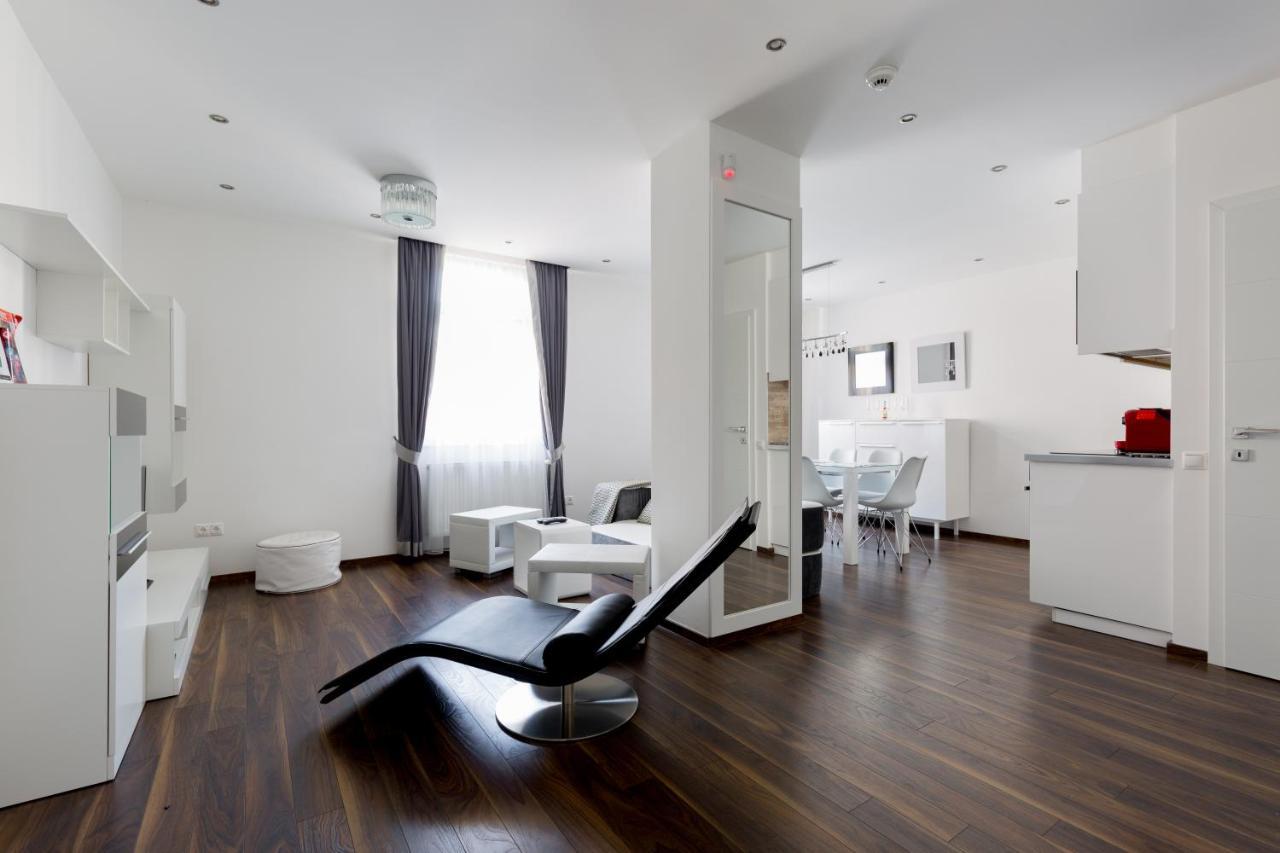Square 2 Bedrooms - Michaelides Voeroesmarty Square Residences Apartamento