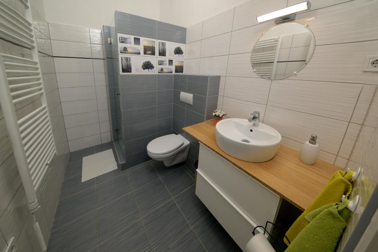 Eye Apartment *