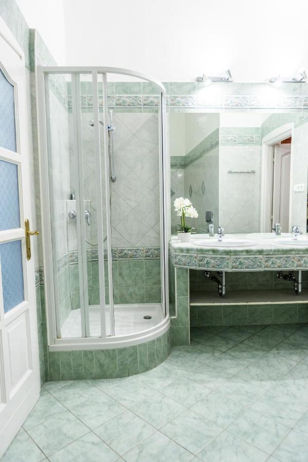 Luxury Downtown 3 Bedroom By Synagoge With Beautiful View Budapeszt