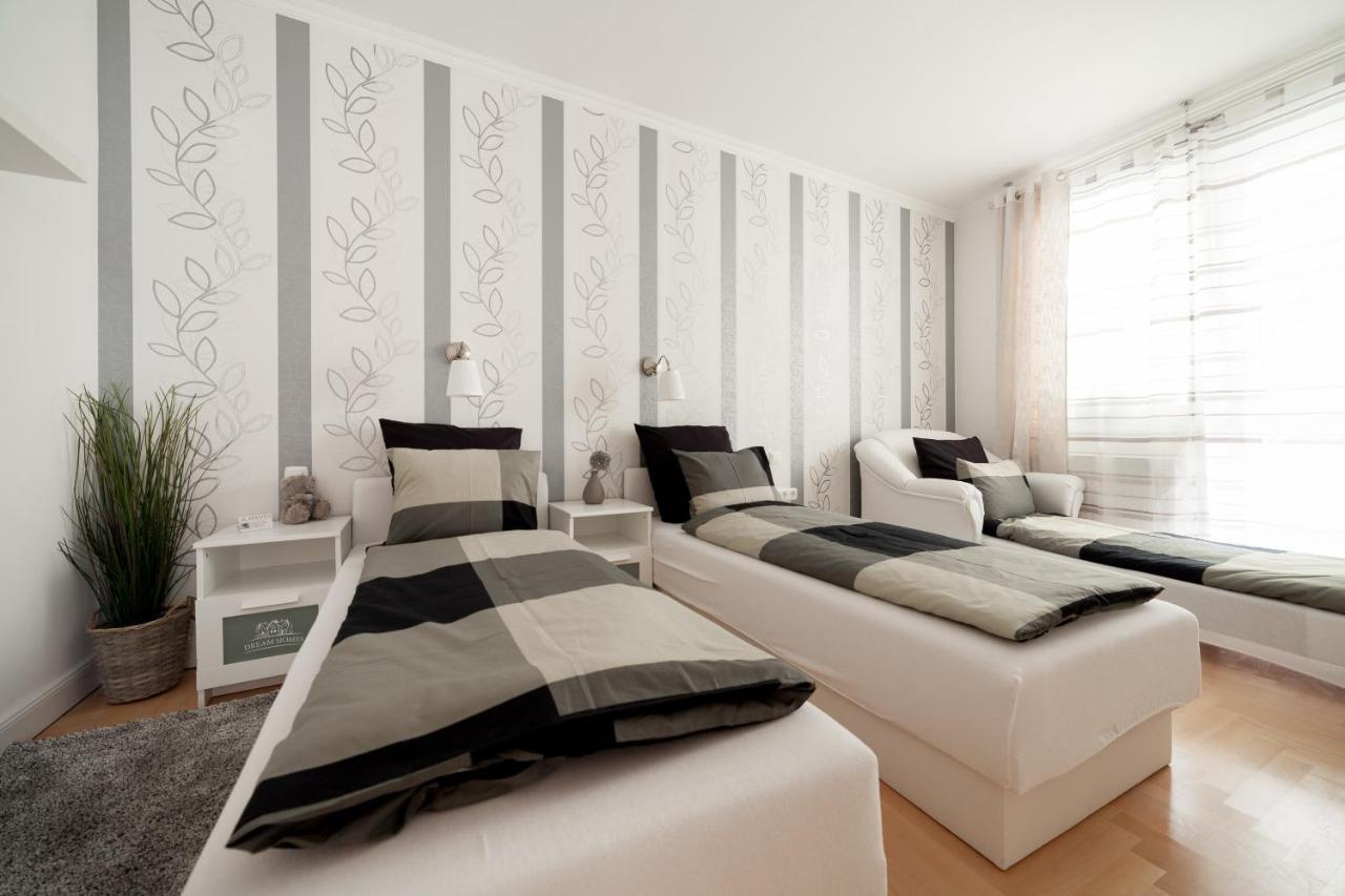 Gde Hollo Apartment