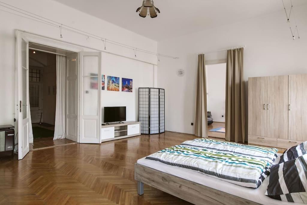 Gigantic Modern For Up To 10 Guests Next To Basilica! *