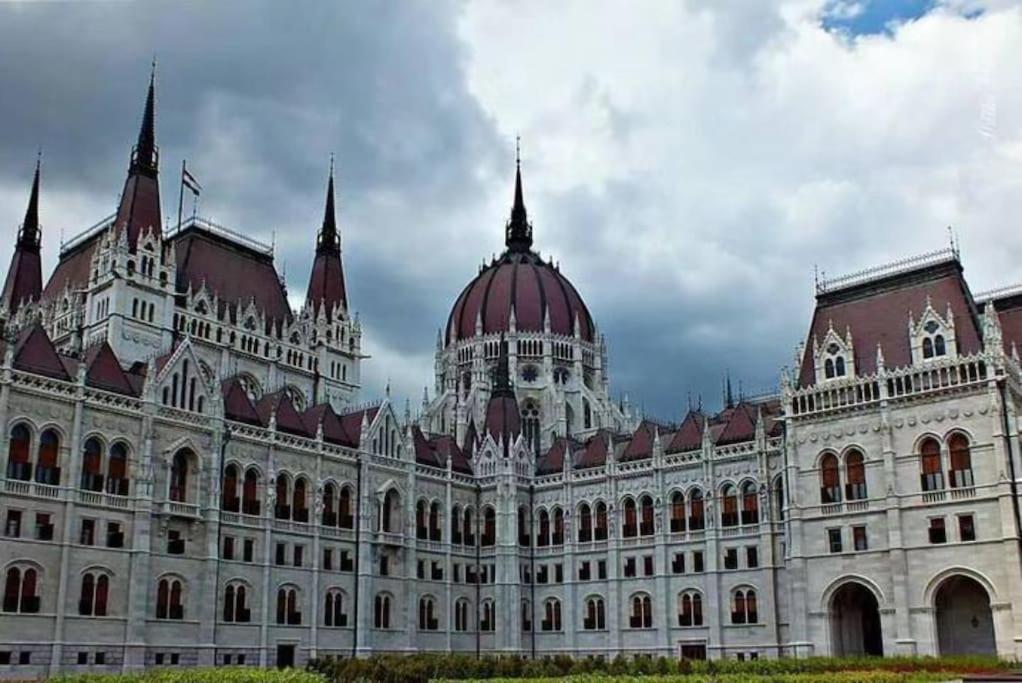 A14 Parliament Sunflower Cozy * Budapest