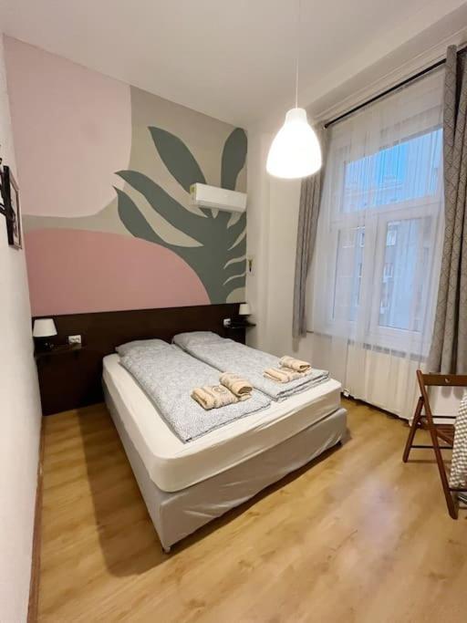 12# Sunflower Cozy Budapest