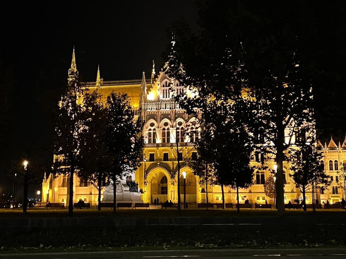 Lovely New By The Parliament Budapest